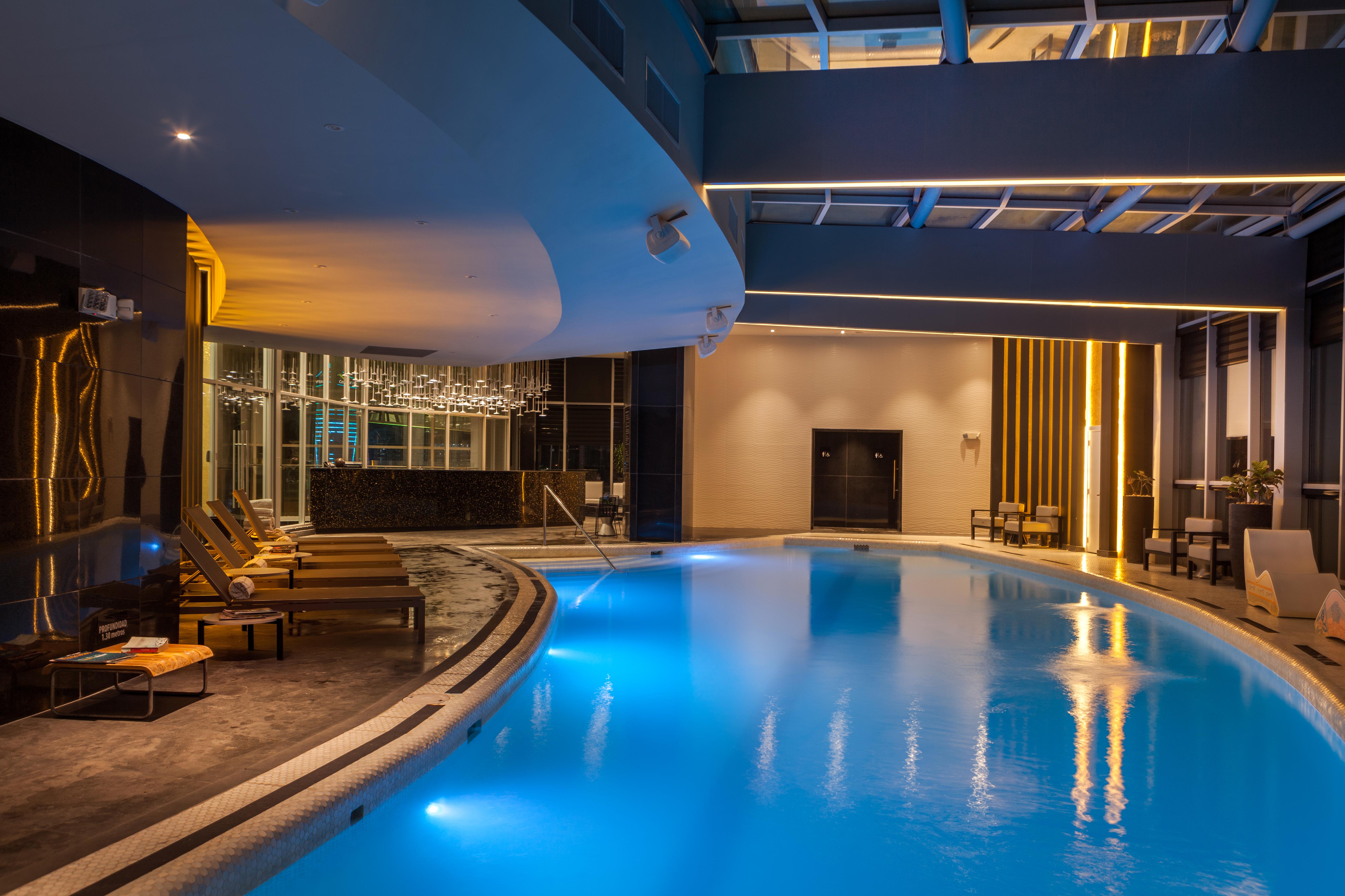 Hotel Las Americas Golden Tower Panama Exterior foto The pool at the hotel