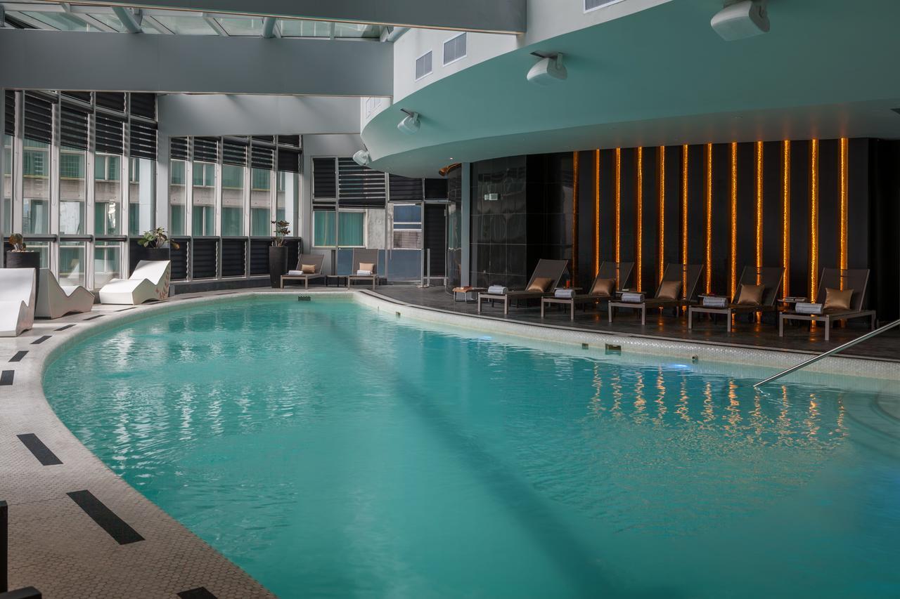 Hotel Las Americas Golden Tower Panama Exterior foto The pool at the hotel