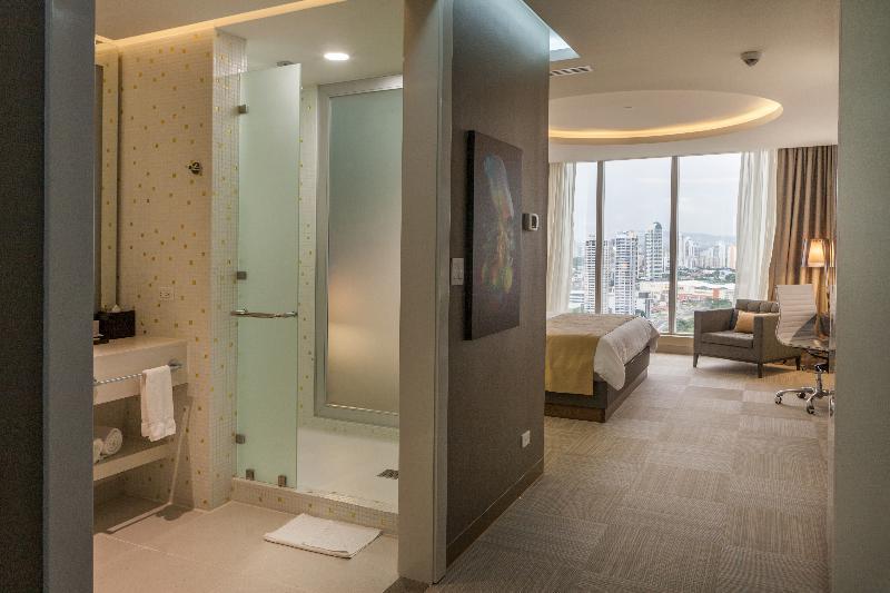 Hotel Las Americas Golden Tower Panama Exterior foto A guest room at the hotel